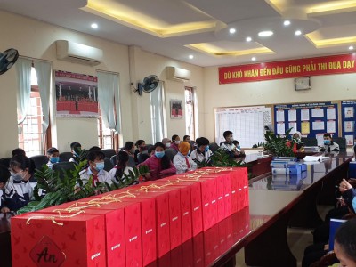 Tặng quà Tết cho học sinh có hoàn cảnh khó khăn dịp Tết Tân Sửu năm 2021