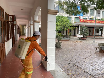 Trường THCS Đồng Mai phun thuốc diệt muỗi phòng chống bệnh zika.