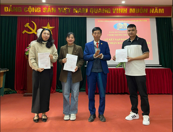 🌸 LỄ KẾT NẠP ĐẢNG VIÊN MỚI VÀ CÔNG NHẬN ĐẢNG VIÊN CHÍNH THỨC CỦA CHI BỘ TRƯỜNG THCS ĐỒNG MAI 🌸